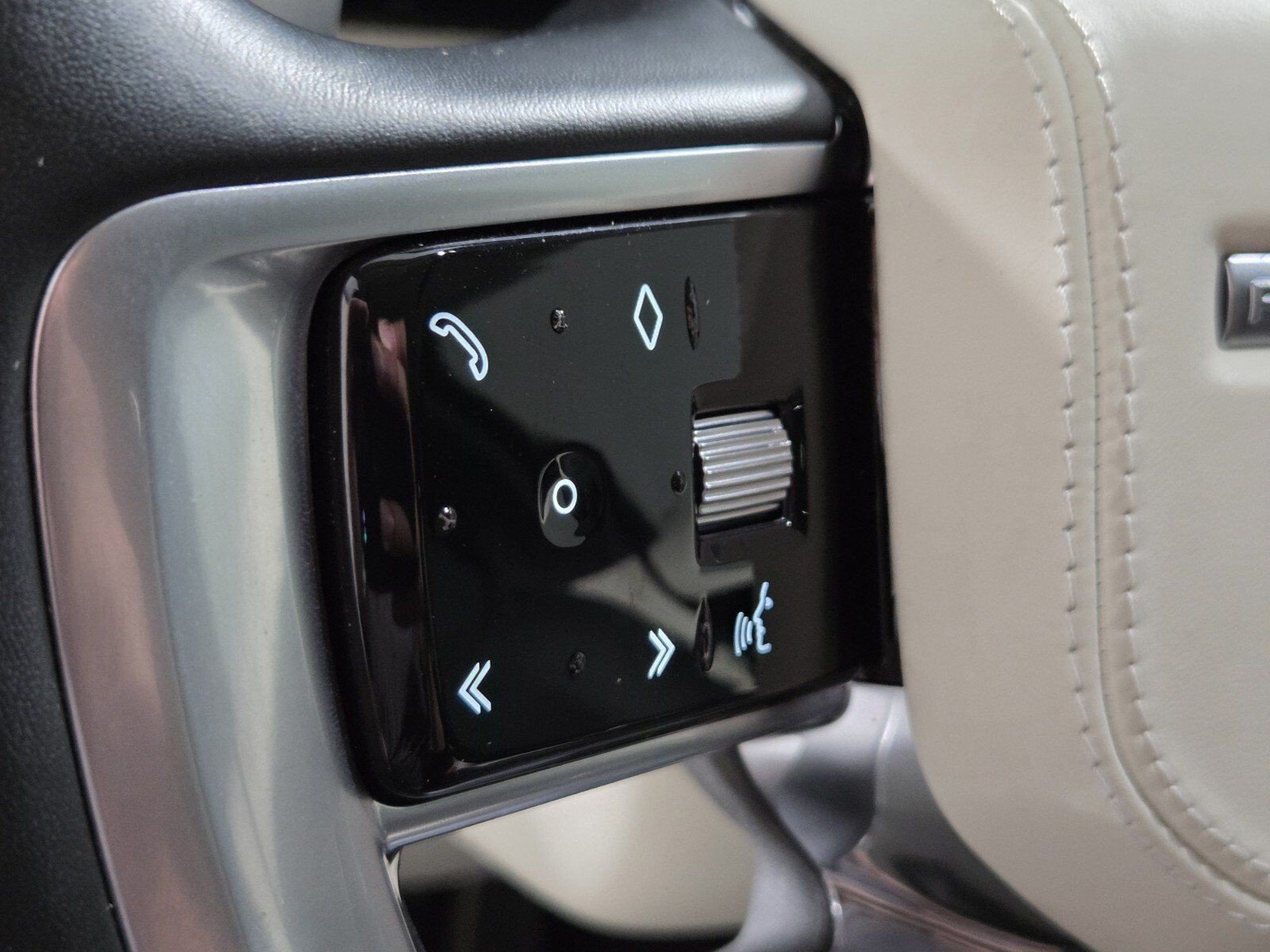 Used 2023 White Land Rover SE image 22