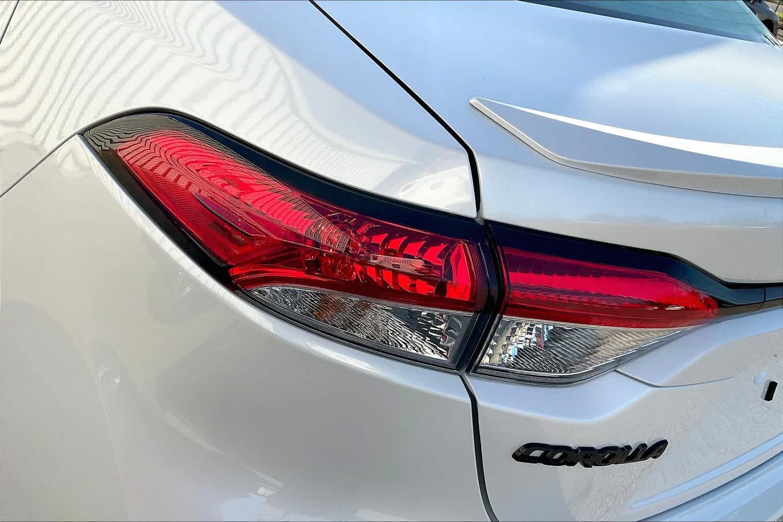 Used 2022 Wind Chill Pearl Toyota SE image 27