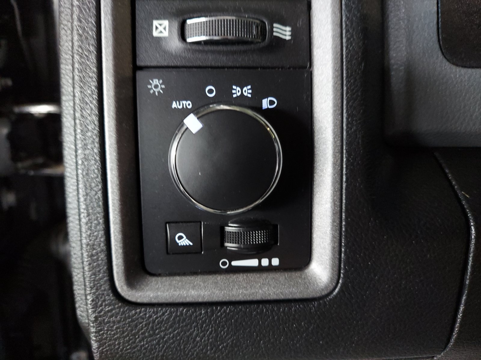 Used 2019 Brilliant Black Crystal Pearlcoat Ram Tradesman image 25