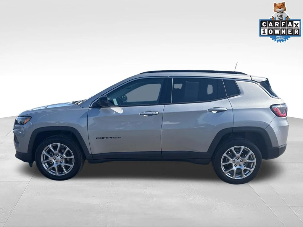 Used 2022 Silver Jeep Latitude Lux image 6
