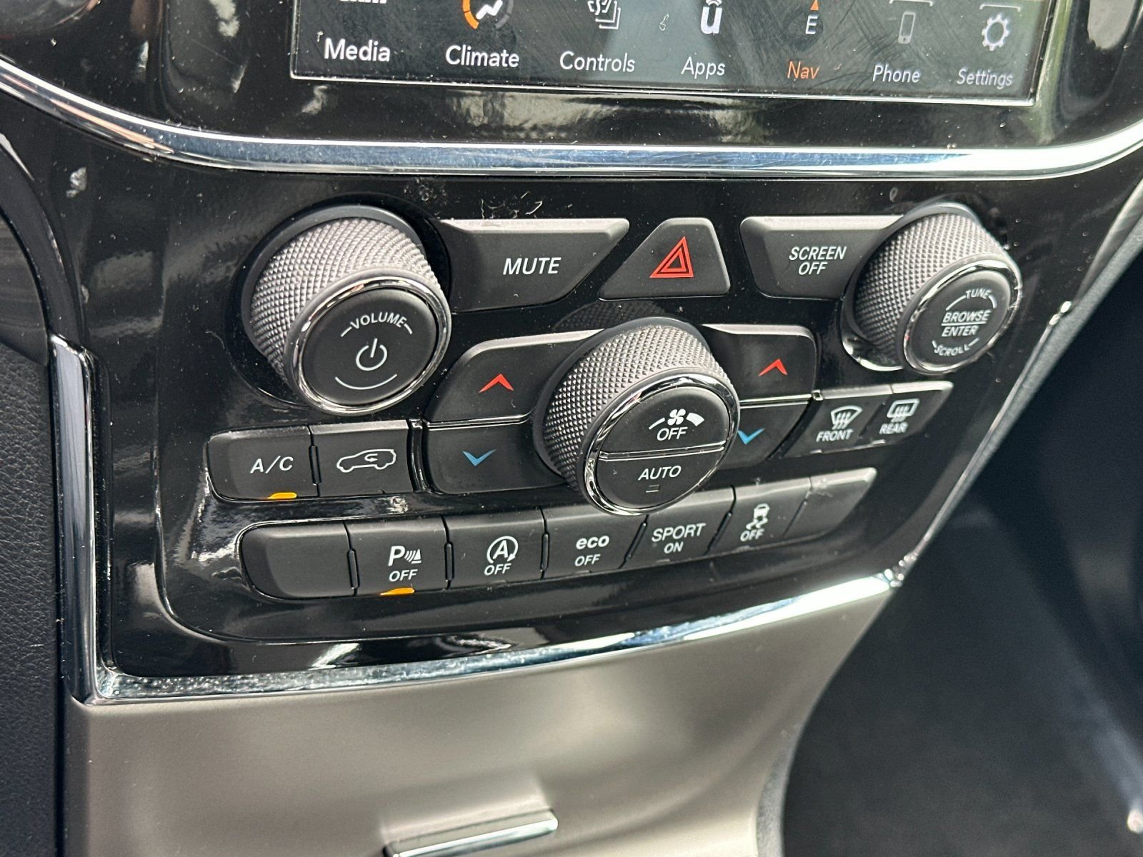 Used 2022 White Jeep Laredo X image 19