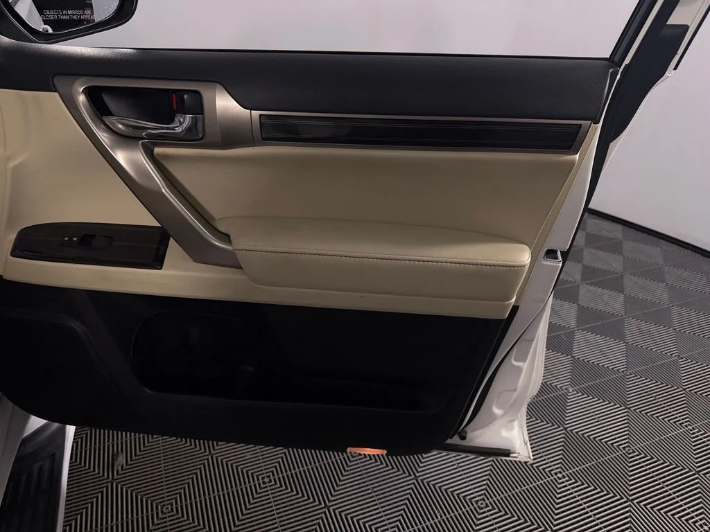 Used 2021  Lexus 460 image 31
