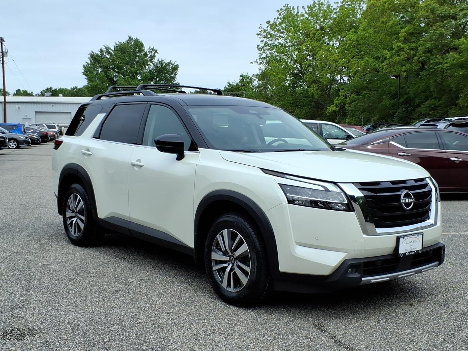 Used 2023 Pearl White Tricoat/Super Black Nissan SL image 5