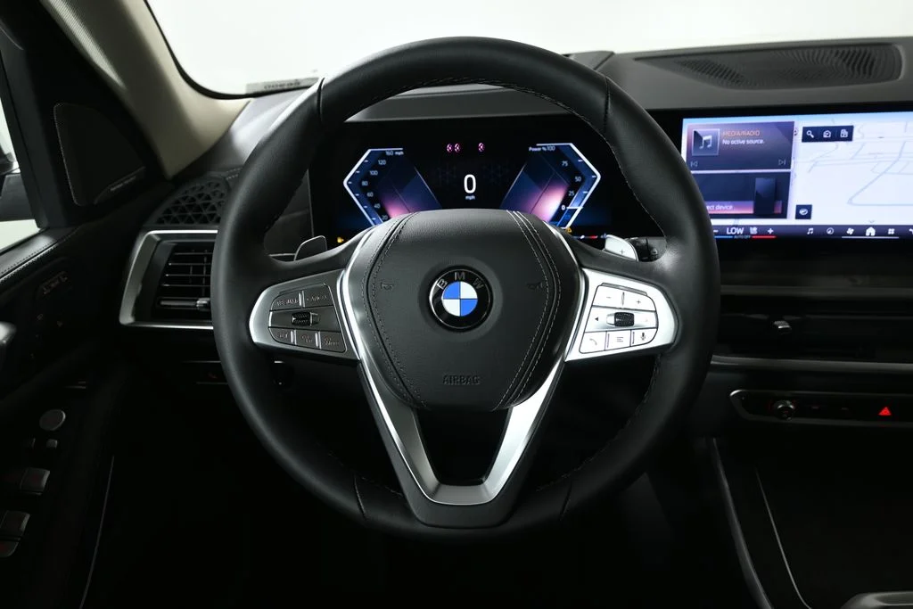 Used 2027 White BMW xDrive40i image 18