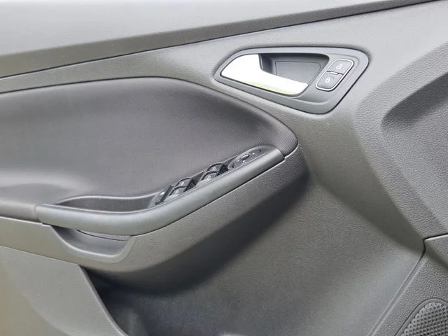Used 2018 Gray Ford SE image 25