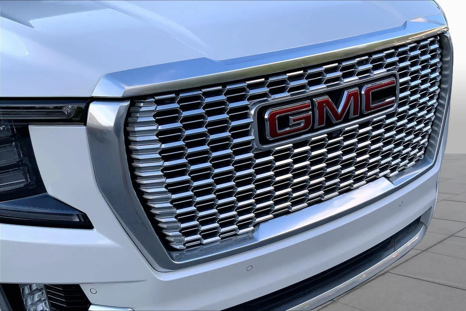 Used 2021 White Frost Tricoat GMC Denali image 27