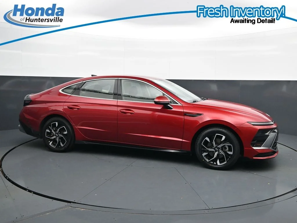 Used 2025 Red Hyundai SEL image 11