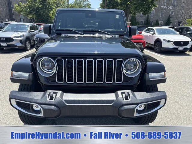 Used 2025 Black Jeep Sahara image 9