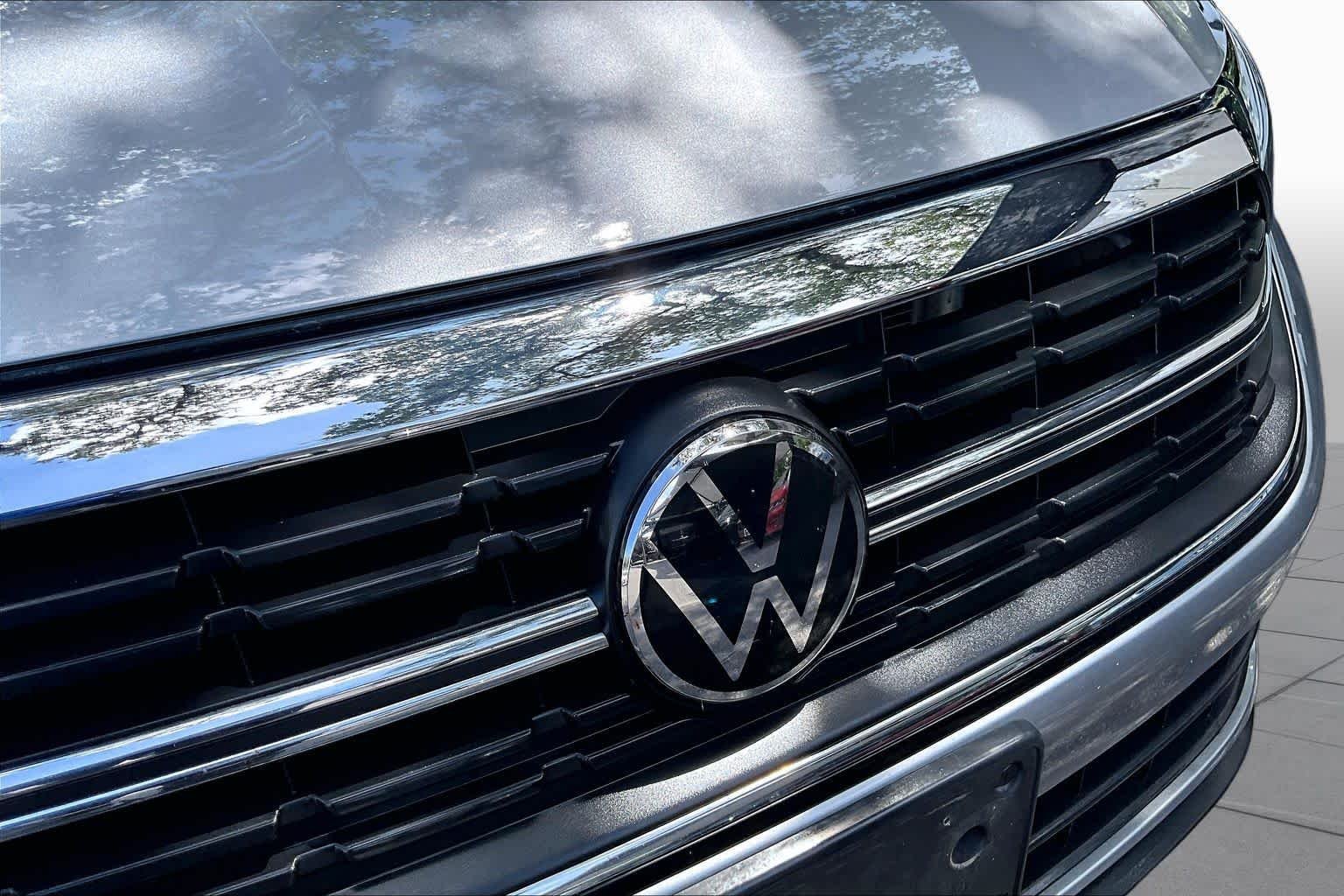 Certified Used 2023 Pyrite Silver Metallic Volkswagen SE image 32