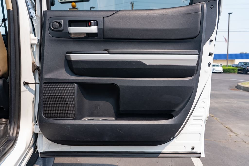 Used 2014 Super White Toyota SR5 image 29