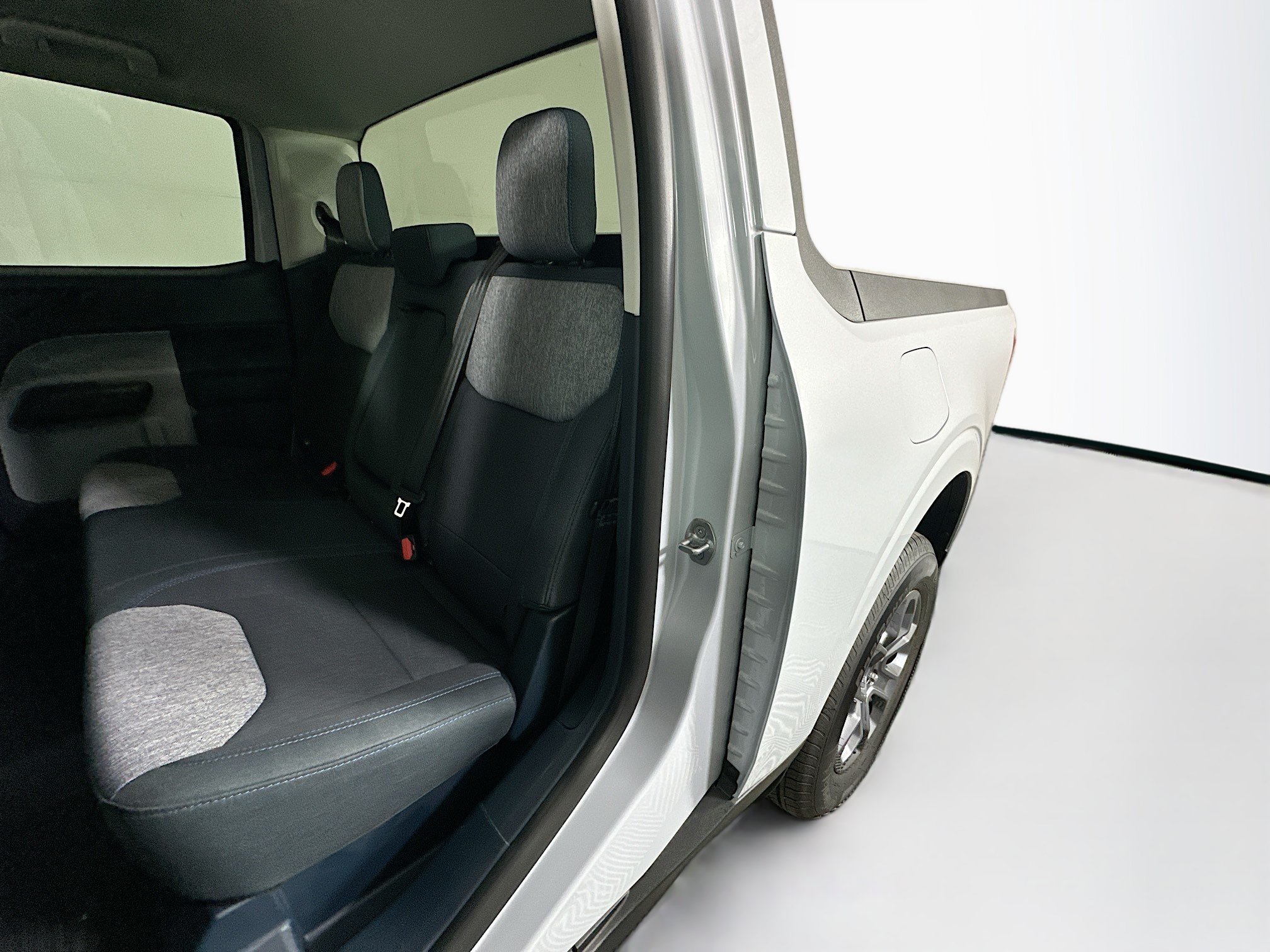Used 2025 White Metallic Ford XLT image 26