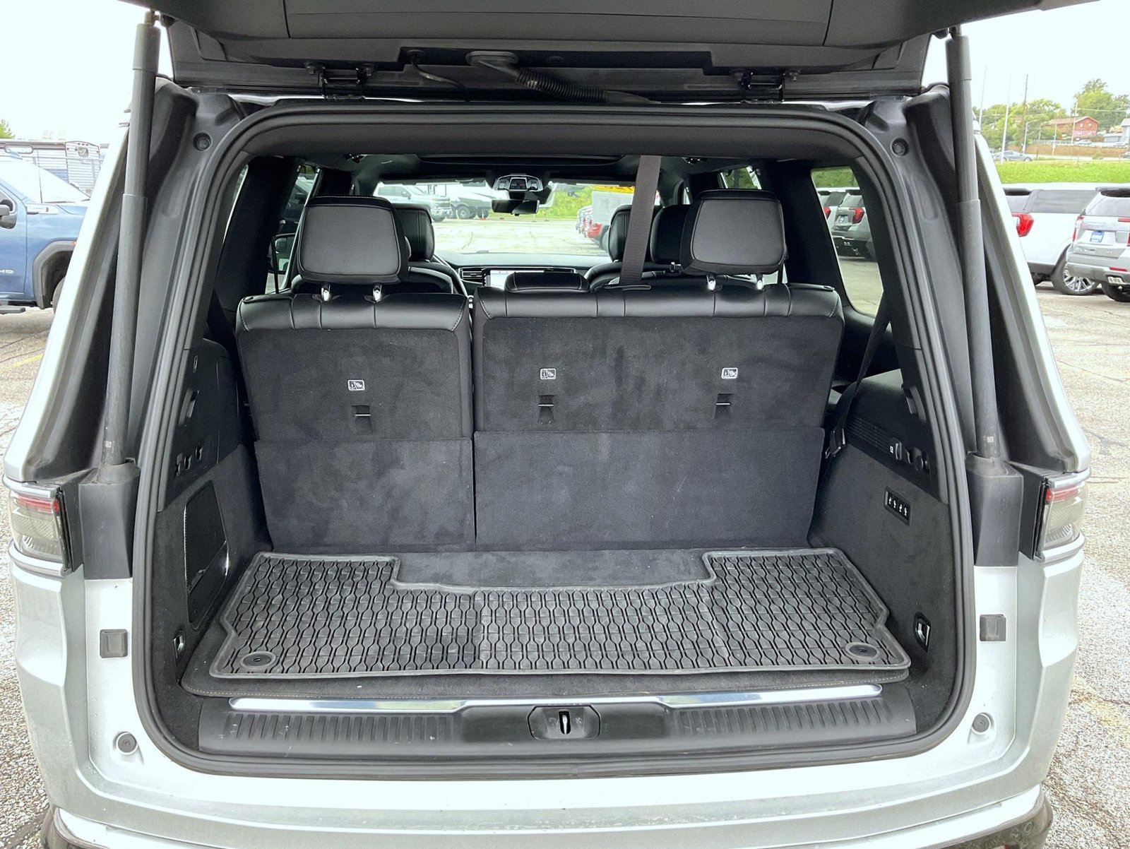 Used 2023 Silver Jeep Base image 23