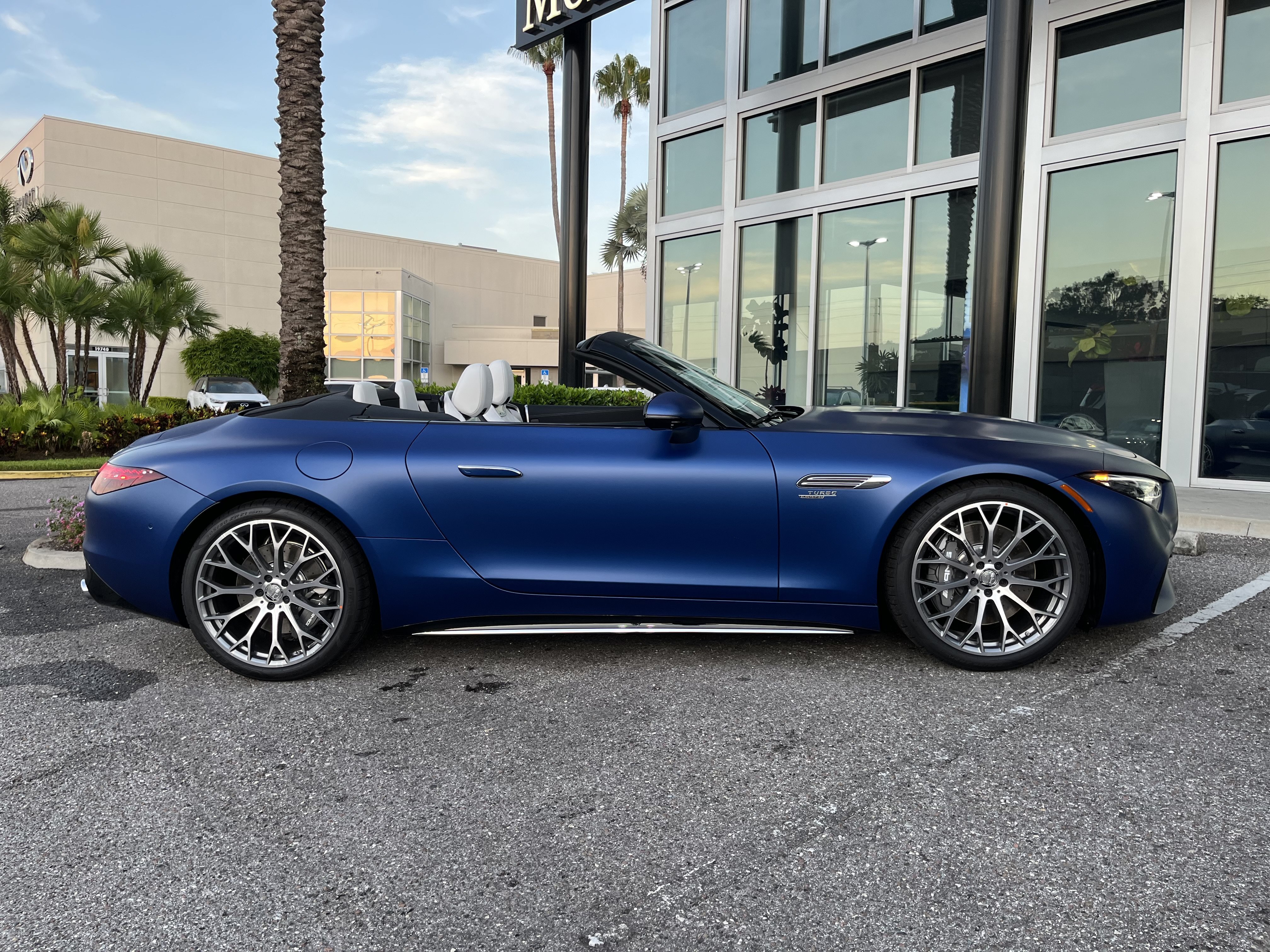 New 2026 MANUFAKTUR Starling Blue Magno Mercedes-Benz AMG® SL 43 image 8