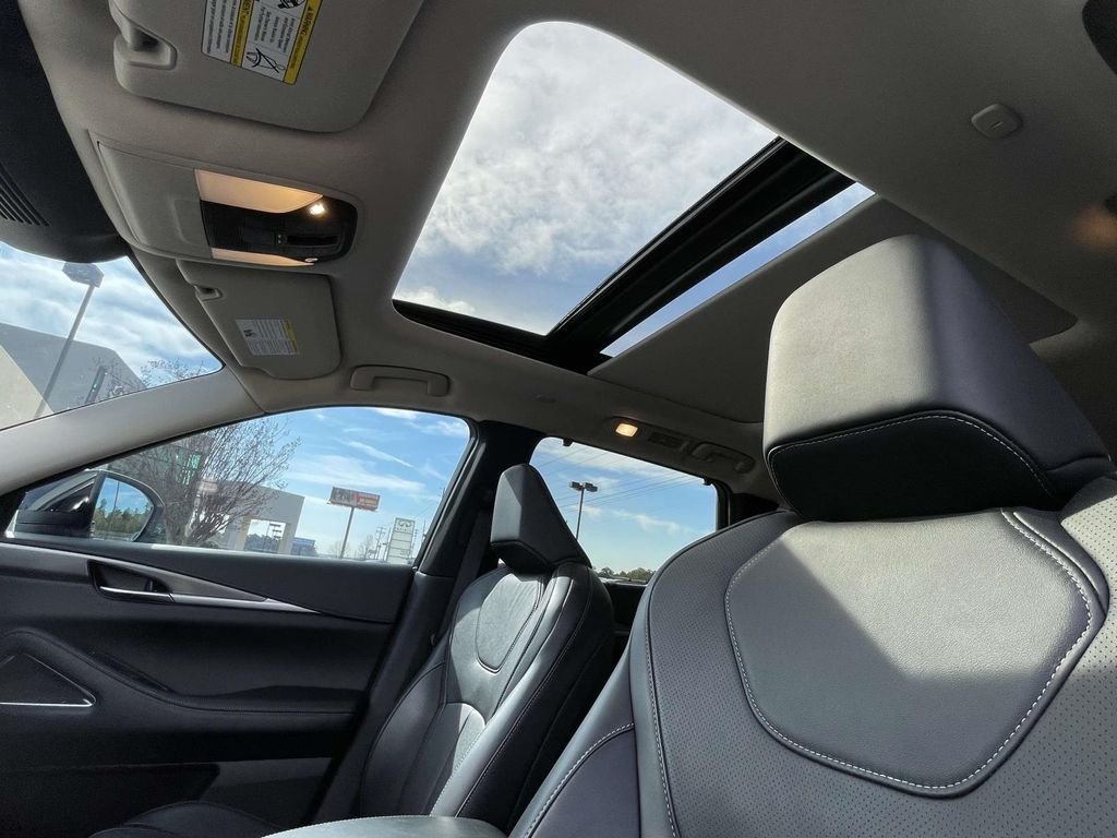 Used 2025 White INFINITI LUXE image 15