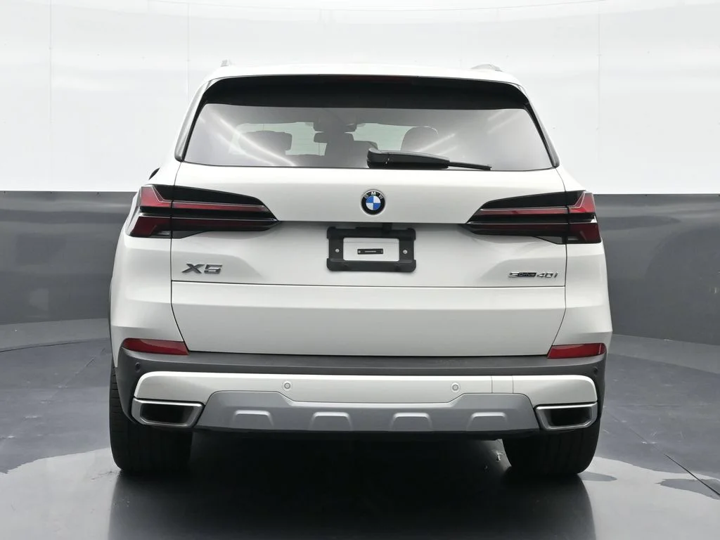 Used 2025 Alpine White BMW sDrive40i image 7