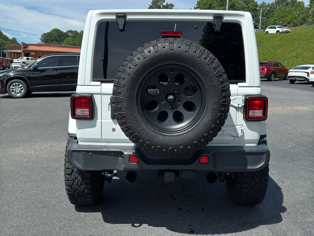 Used 2019 Bright White Clearcoat Jeep Sahara image 18