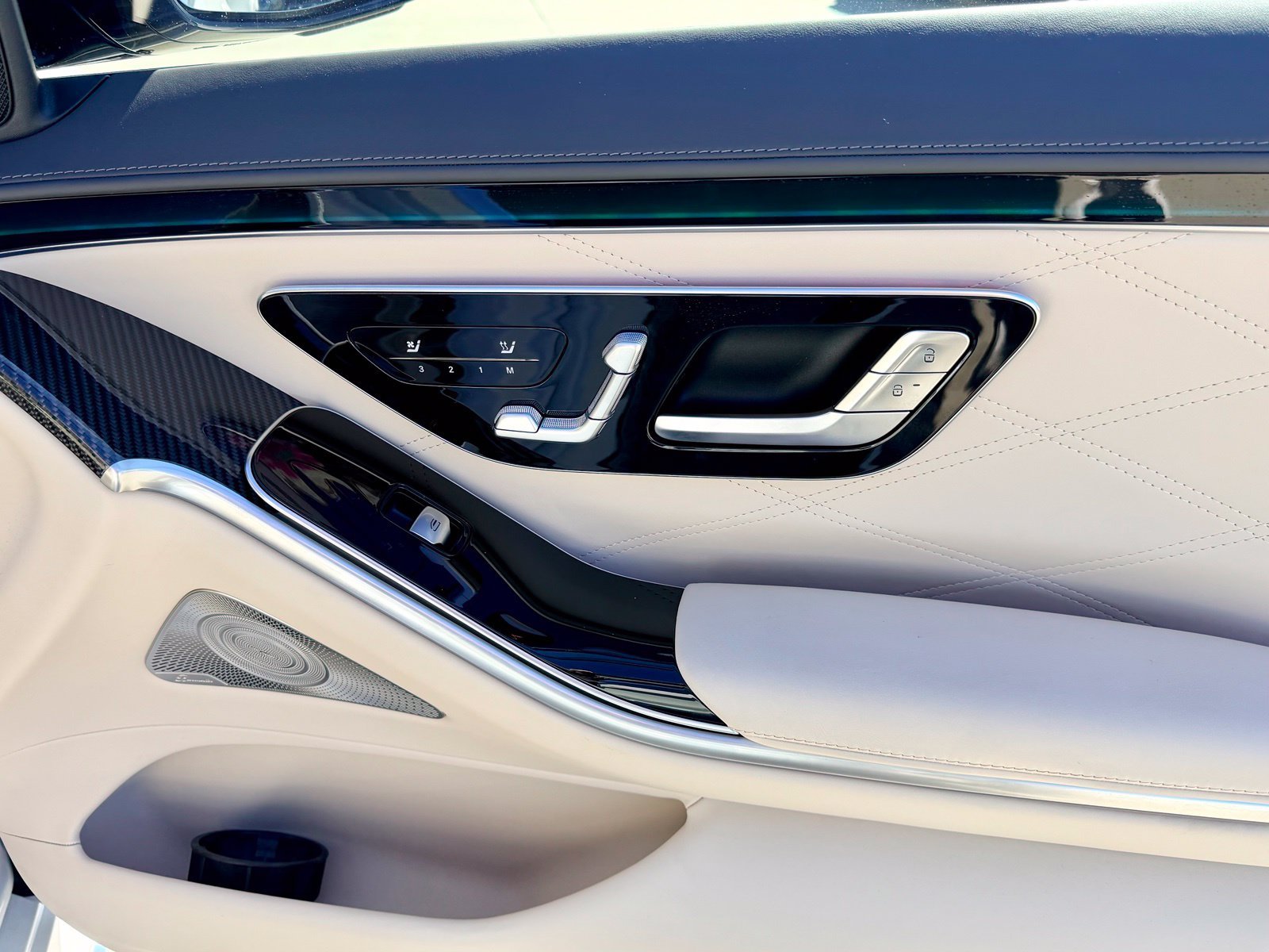 Certified Used 2025 MANUFAKTUR Moonlight White Metallic Mercedes-Benz S 63 E AMG® image 29