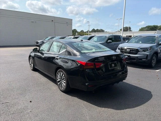 Used 2025 Super Black Clearcoat Nissan 2.5 SV image 7