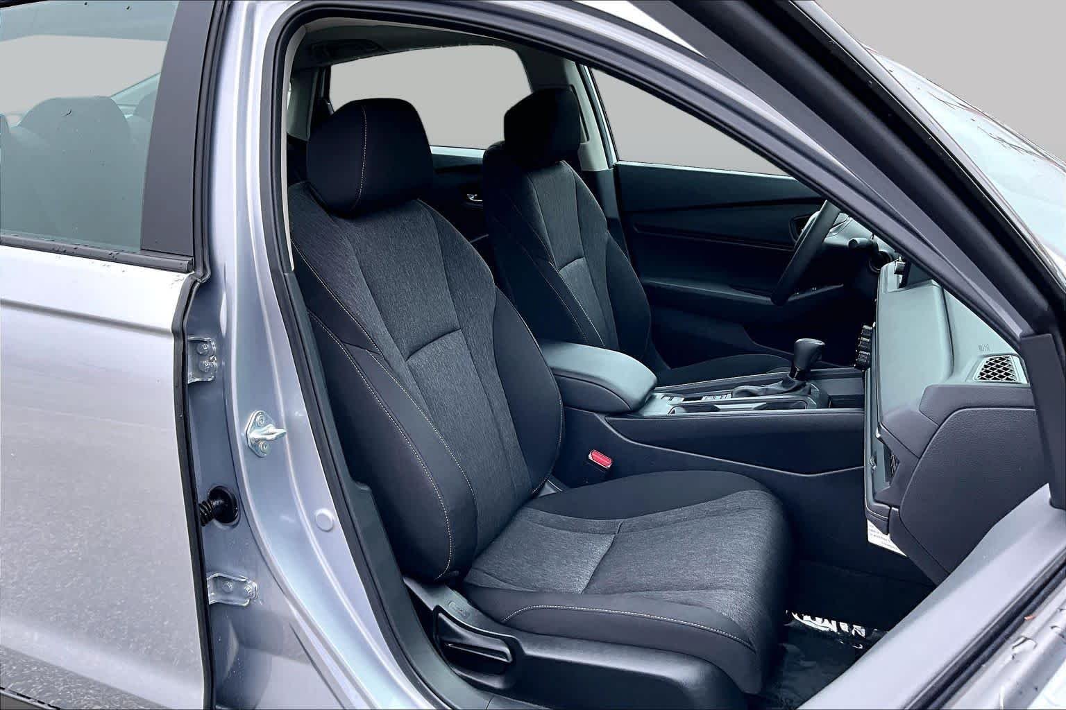 Used 2025 Solar Silver Metallic Honda SE image 9
