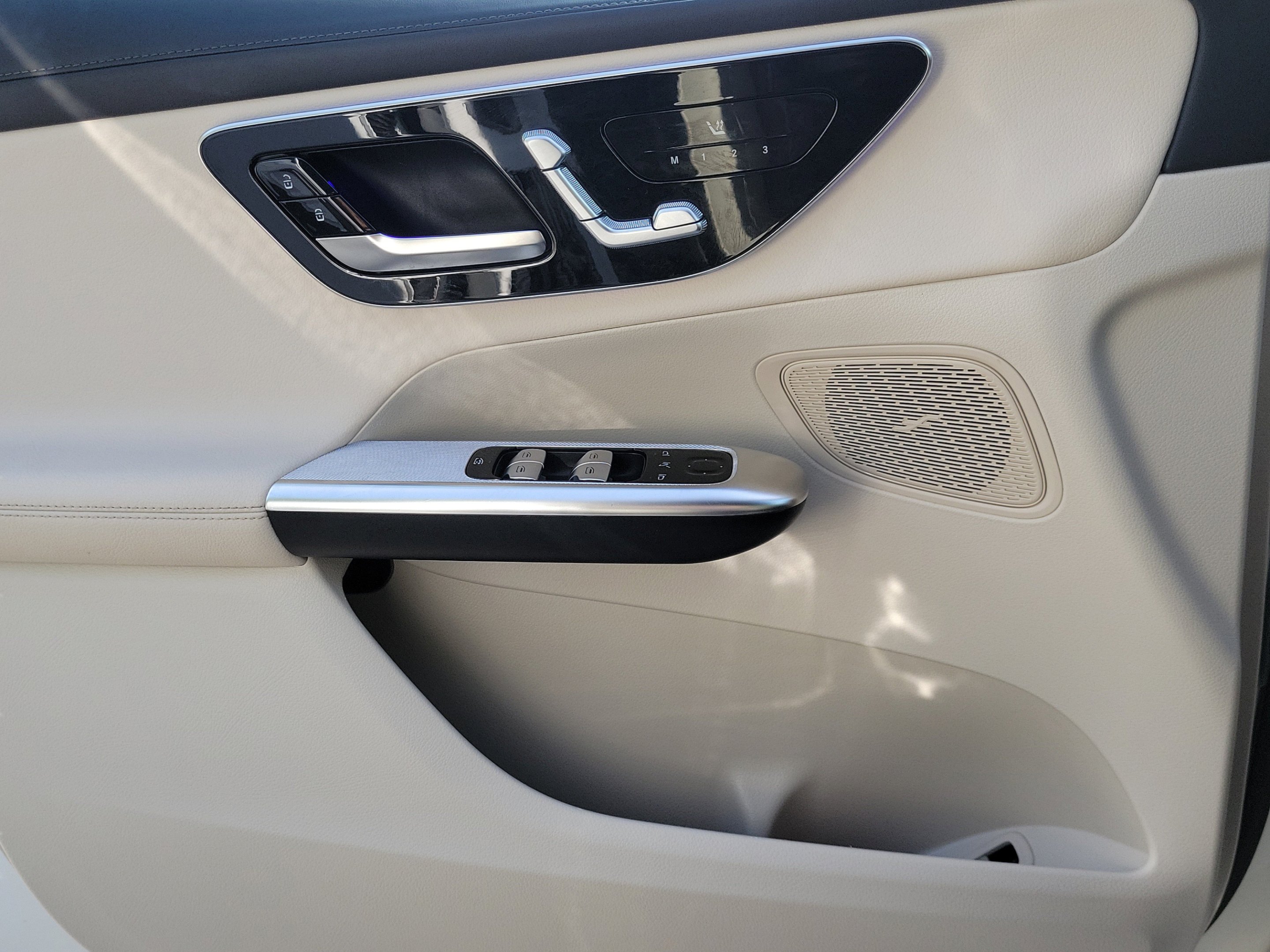 Used 2025 Polar White Mercedes-Benz GLC 300 image 22
