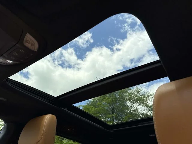 Used 2022 Black Chrysler Pinnacle image 4