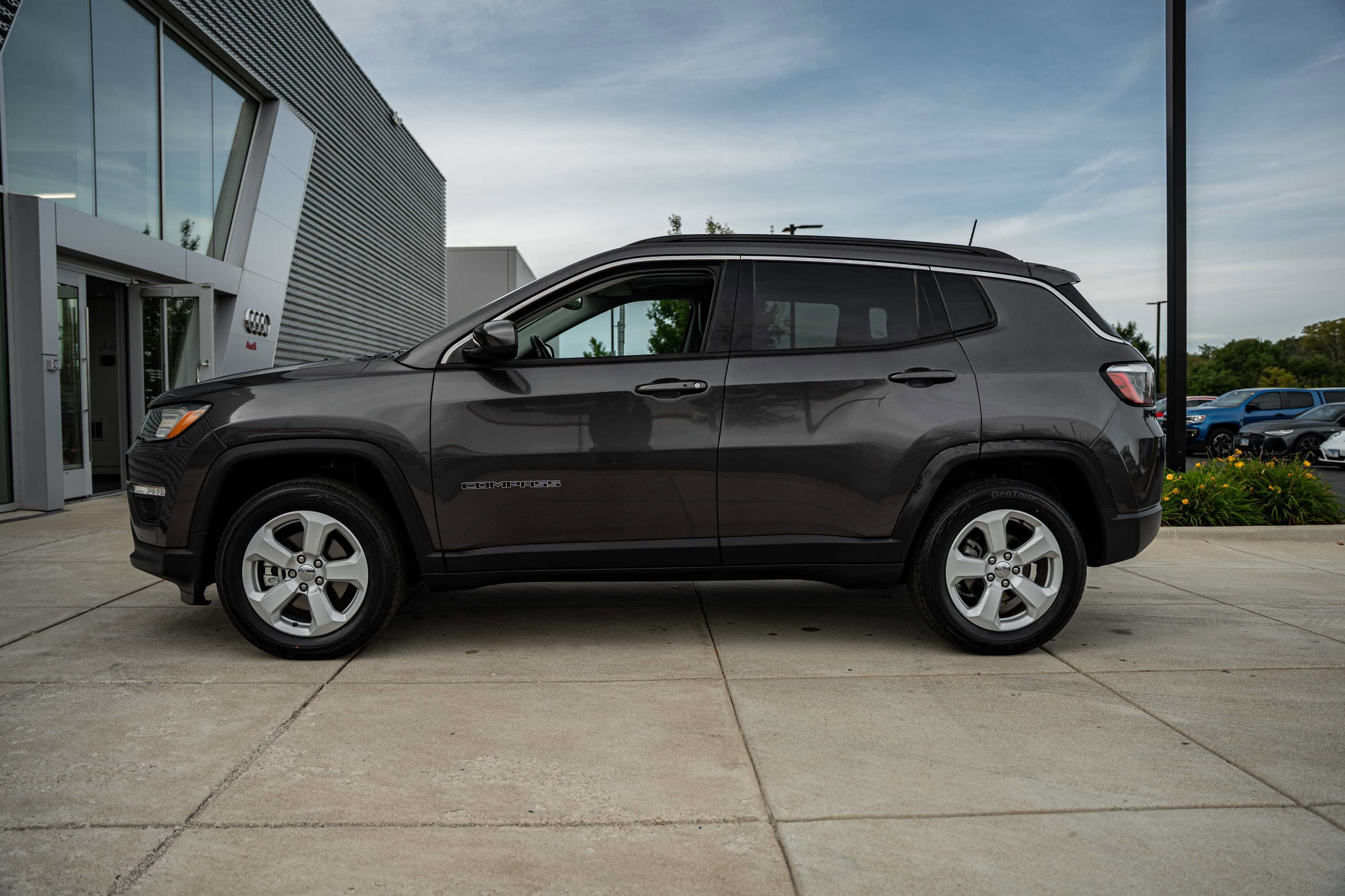 Used 2021 Granite Crystal Metallic Clearcoat Jeep Latitude image 5