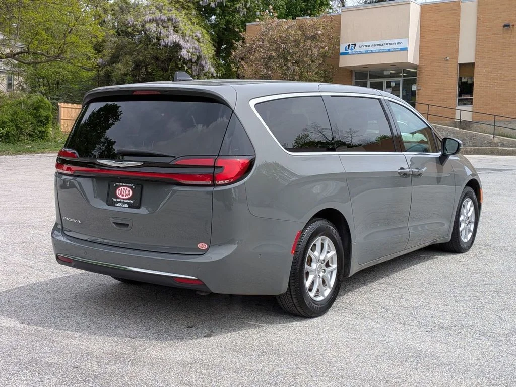 Used 2023 White Chrysler Touring L image 3