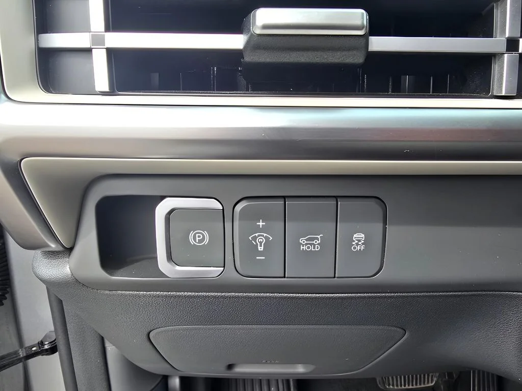 Used 2025 Shimmering Silver Hyundai SEL image 22