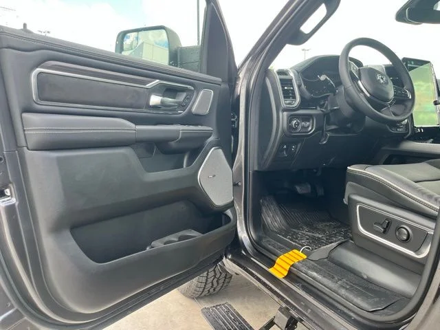 New 2026 Granite Crystal Metallic Clear-Coat Exterior Paint RAM Laramie image 15