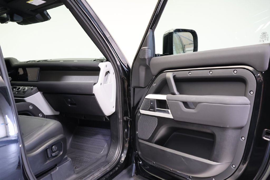 Used 2023 Santorini Black Metallic Land Rover S image 39