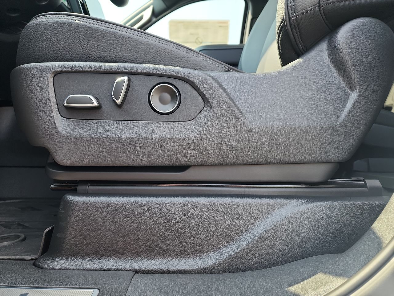 2026 GMC Yukon Denali - Photo 12