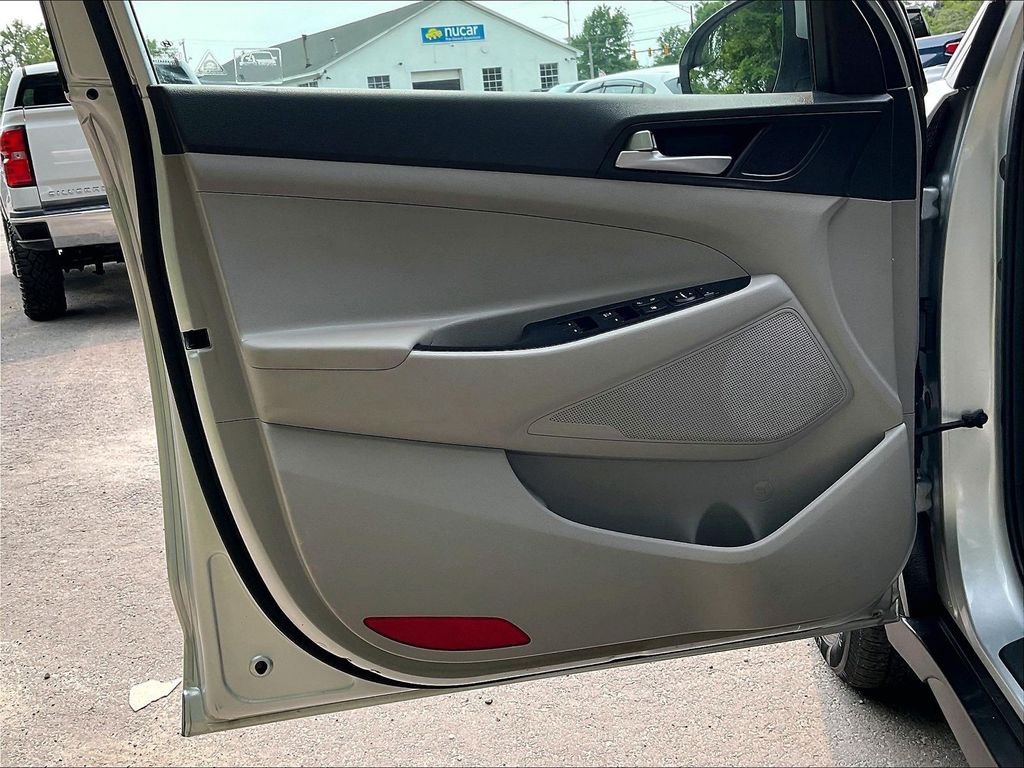 Used 2019 Silver Hyundai SE image 9