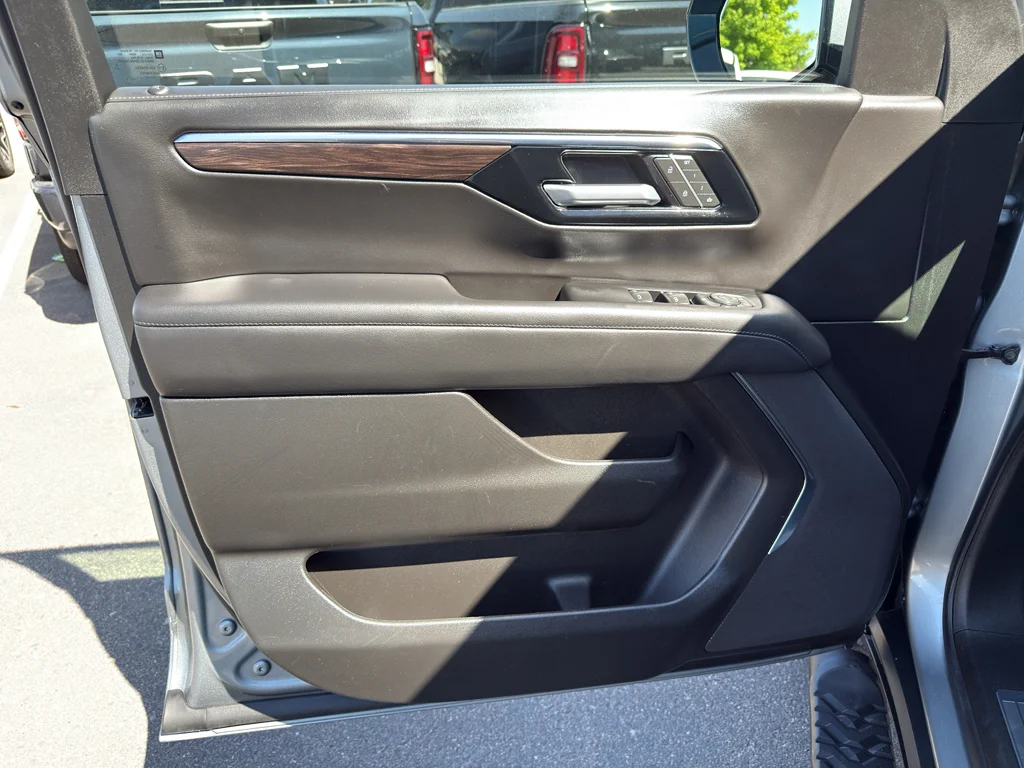 Used 2025 Gray Chevrolet Z71 image 19