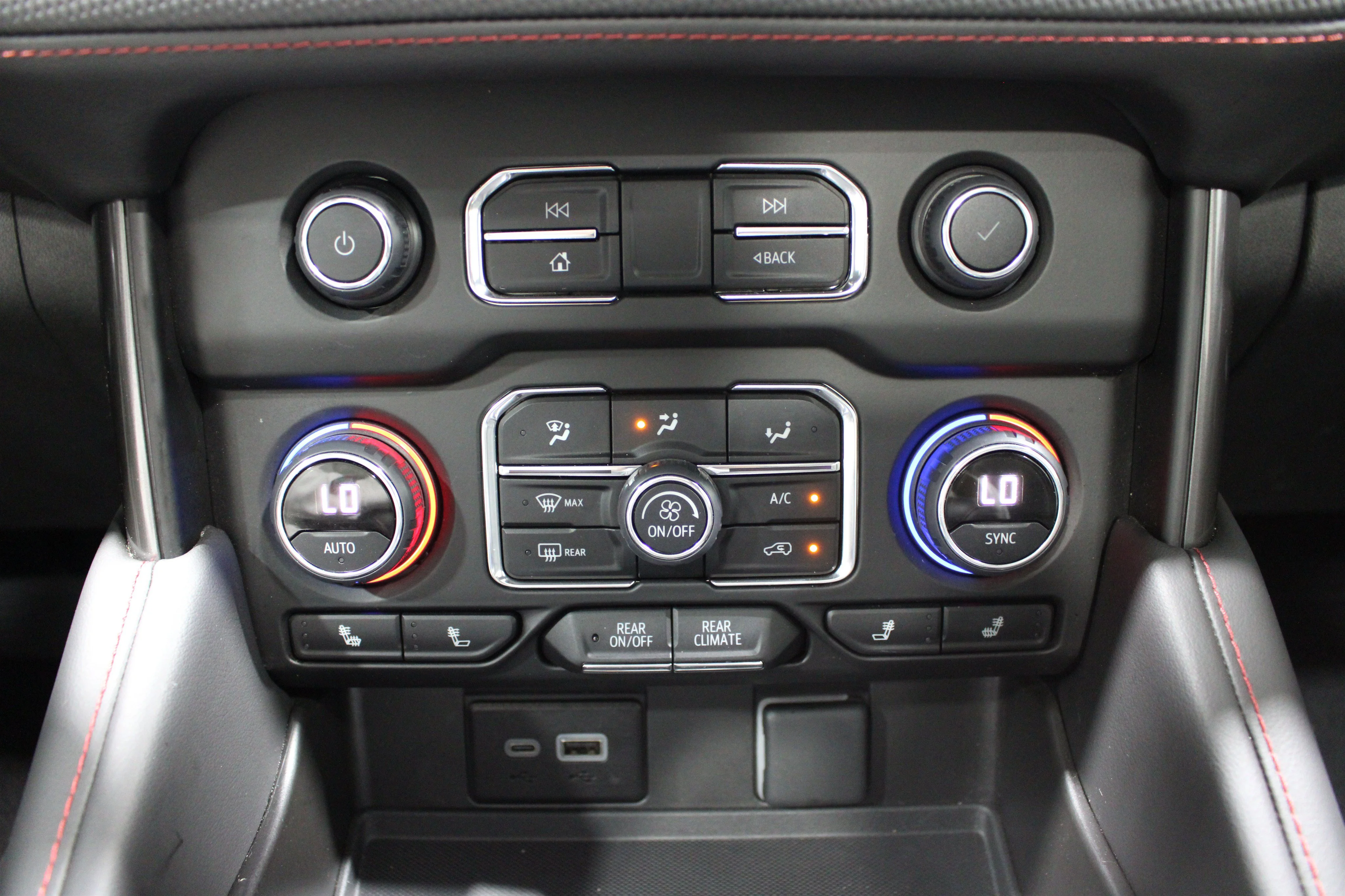 2024 Chevrolet Suburban RST - Photo 19