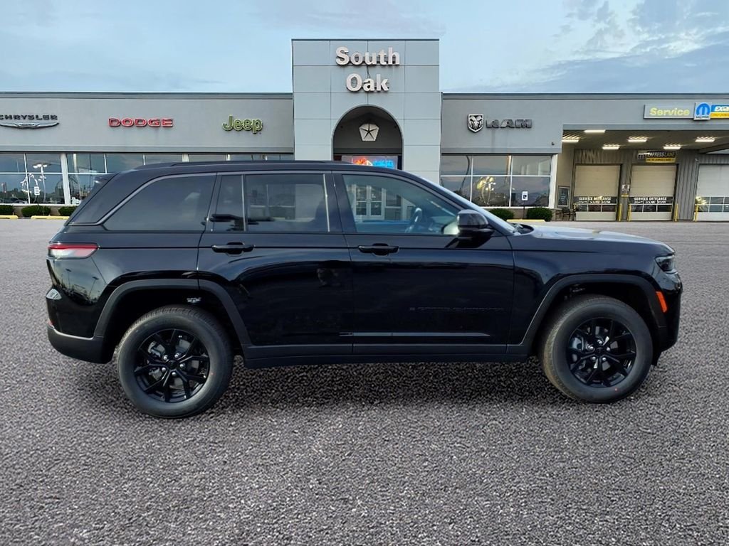 New 2026 Diamond Black Crystal Pearl-Coat Exterior Paint Jeep Altitude image 2
