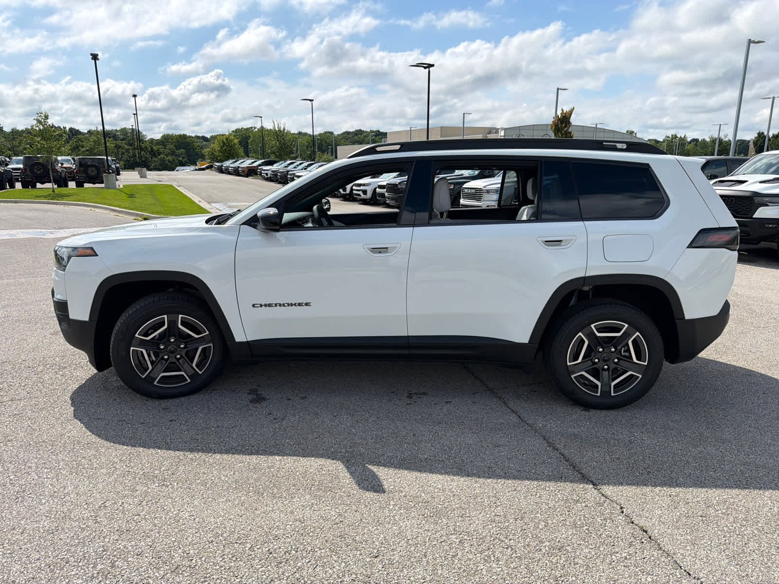 New 2026 Bright White Clear-Coat Exterior Paint Jeep Limited image 5