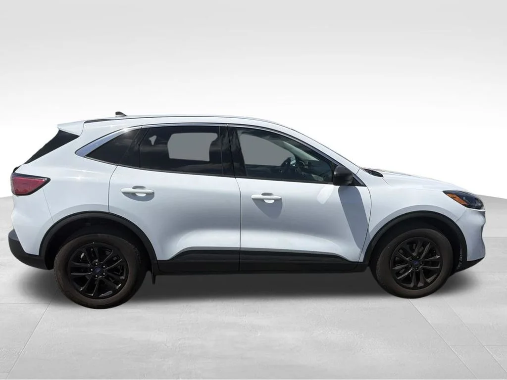 Used 2022 White Ford SE image 21