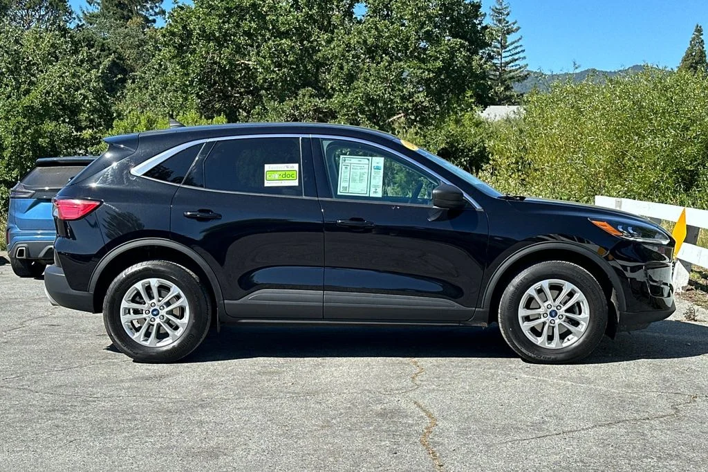 Used 2022 Black Ford SE image 3