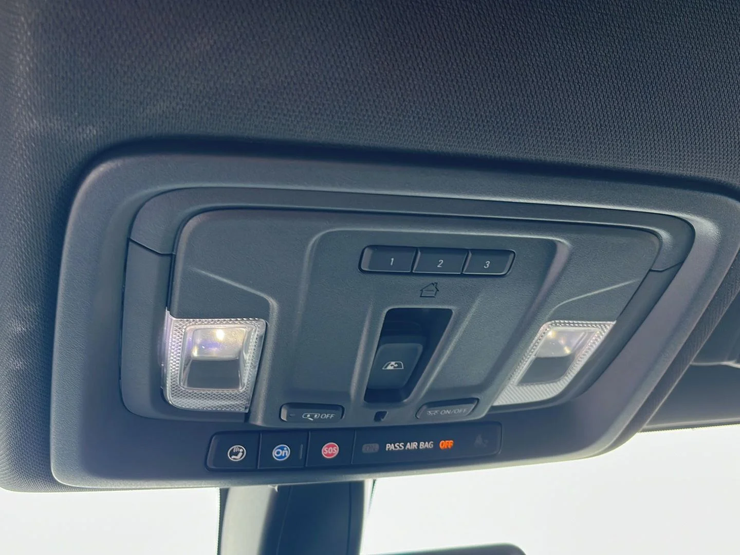 Used 2022 Iridescent Pearl Tricoat Chevrolet High Country image 16