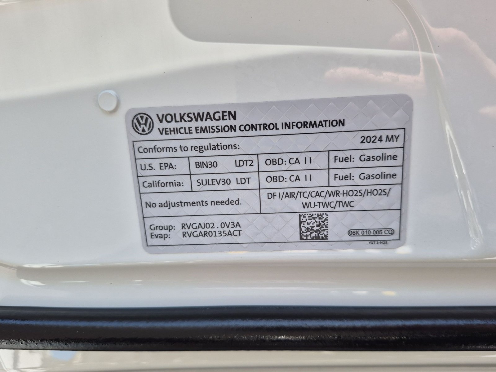 Used 2024 White Volkswagen SE image 24