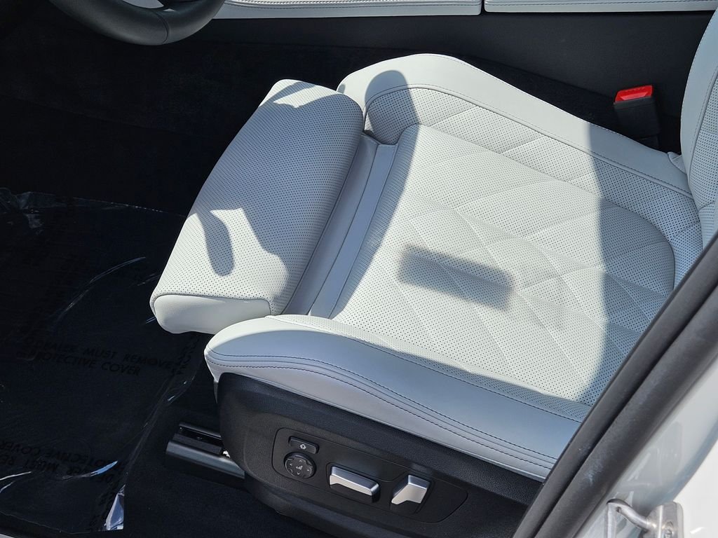 Certified Used 2026 Mineral White Metallic BMW xDrive40i image 39