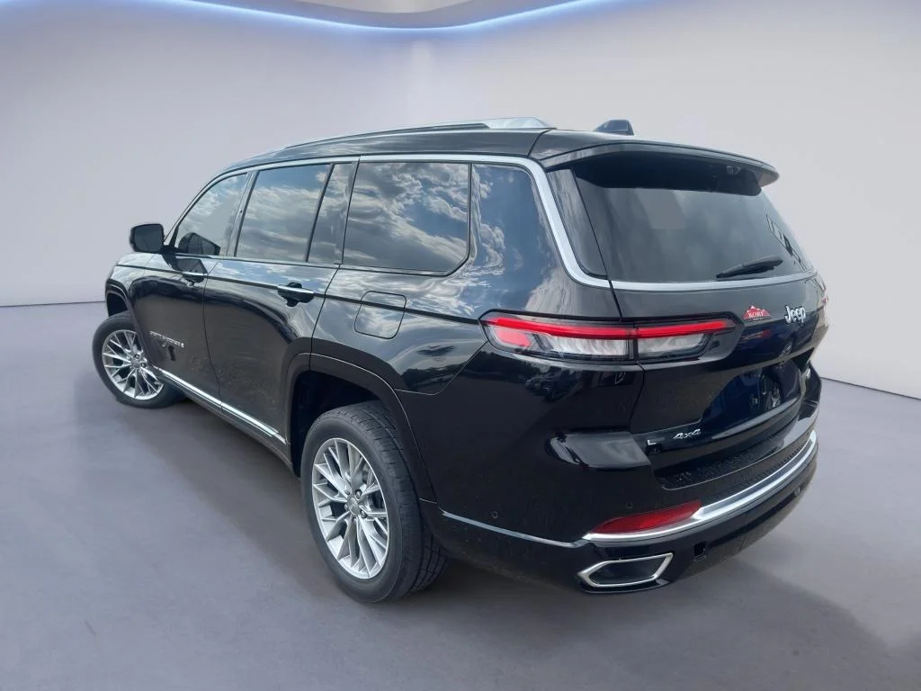 Used 2022 Diamond Black Crystal Pearlcoat Jeep Summit image 8