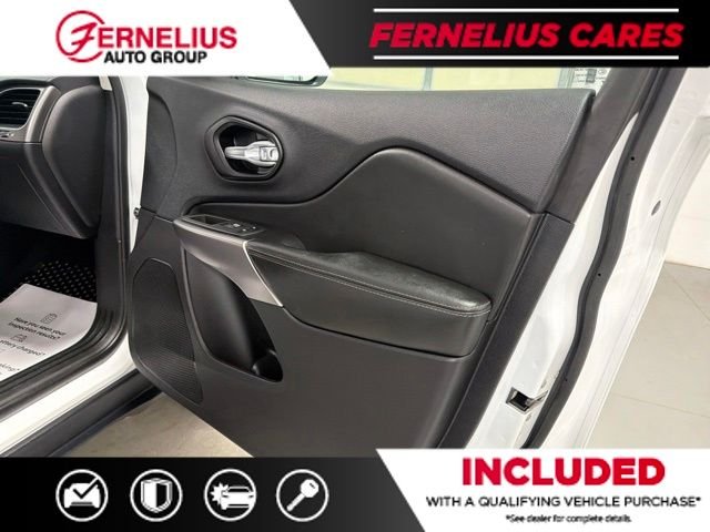Used 2022 White Jeep Latitude Lux image 17