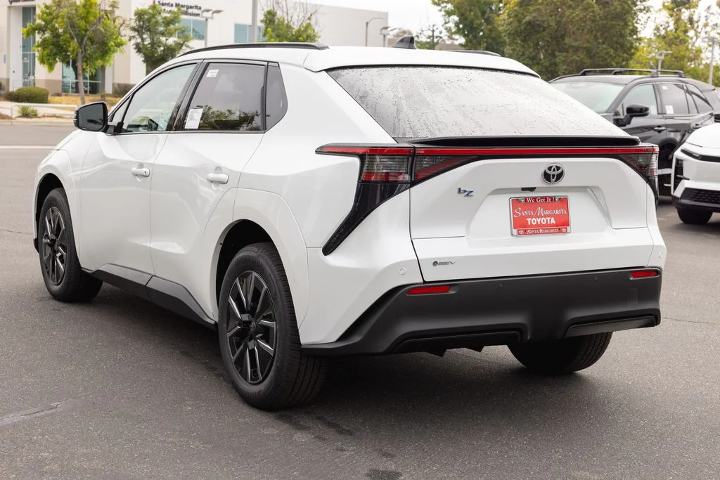 New 2026 Wind Chill Pearl <sup>1</sup> Toyota  XLE image 7
