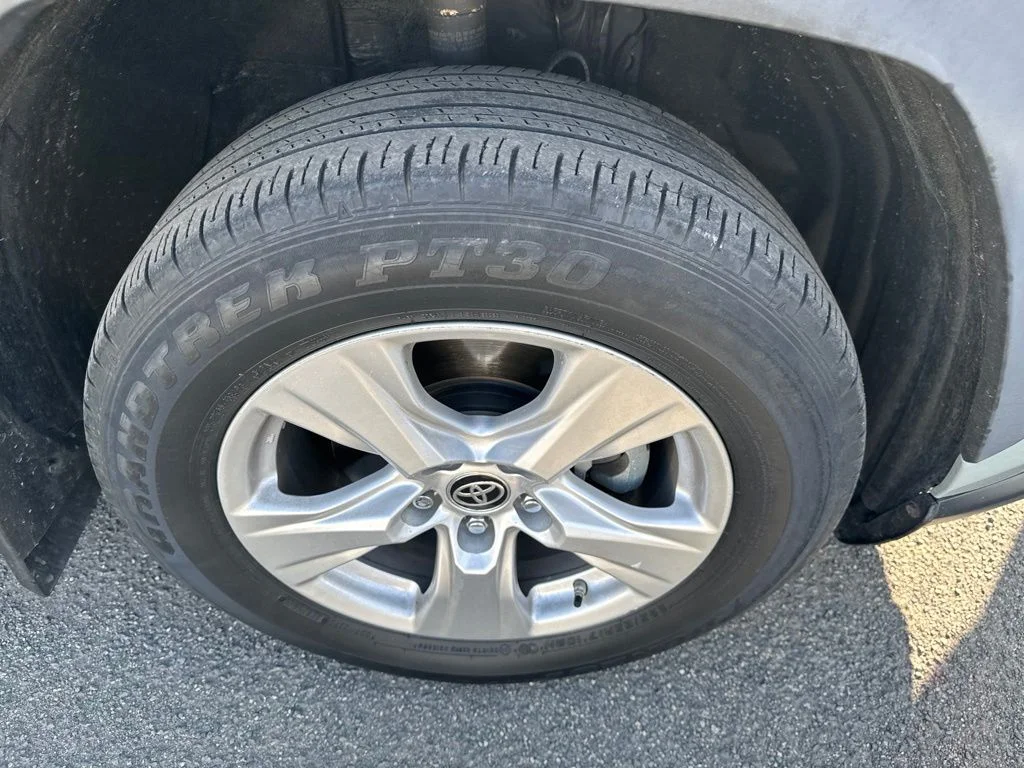 Used 2019  Toyota XLE image 17
