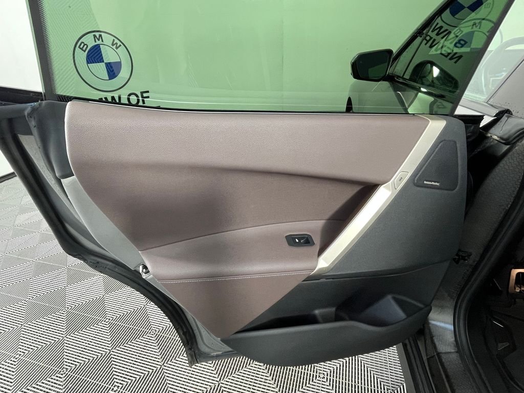 Used 2024 Gray BMW xDrive50 image 25