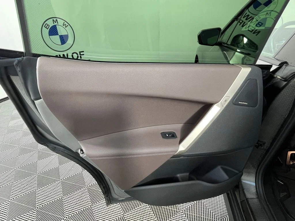 Used 2024 Gray BMW xDrive50 image 25