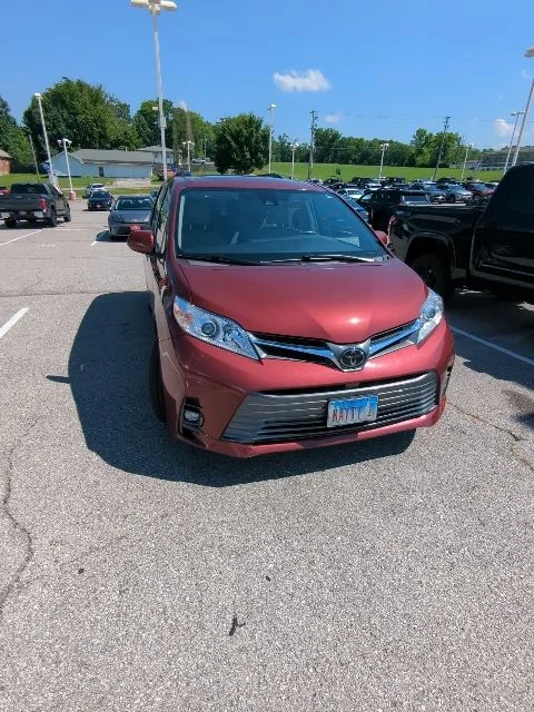 Used 2018 Red Toyota XLE image 6