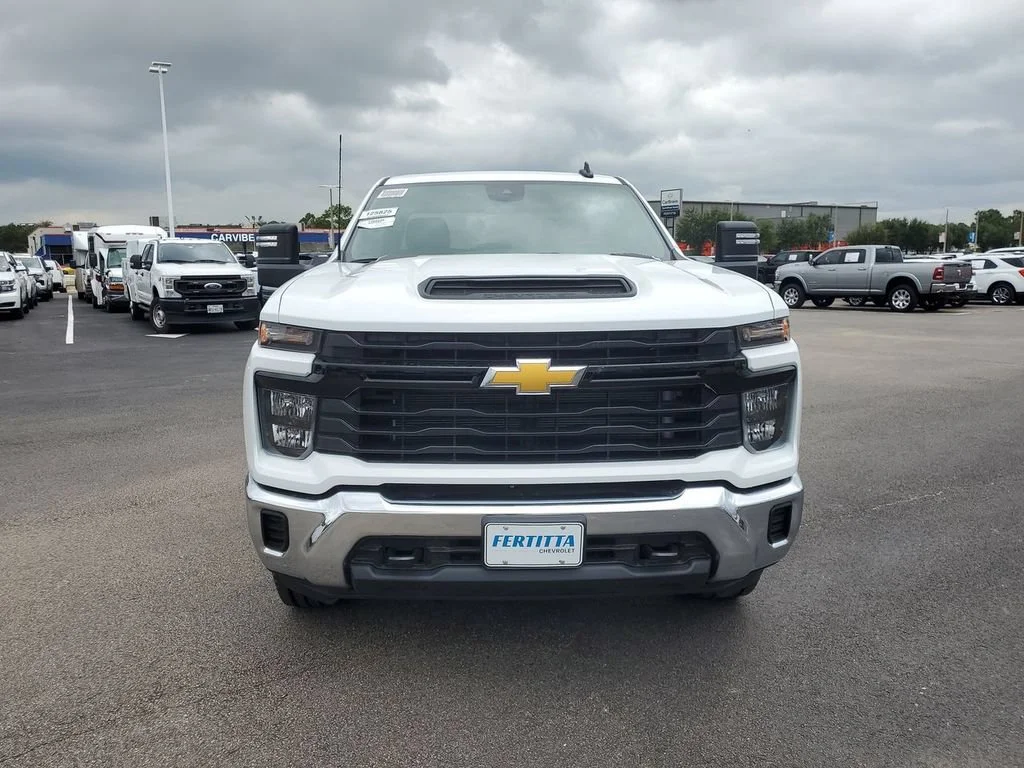 New 2026 Summit White Chevrolet WT image 24
