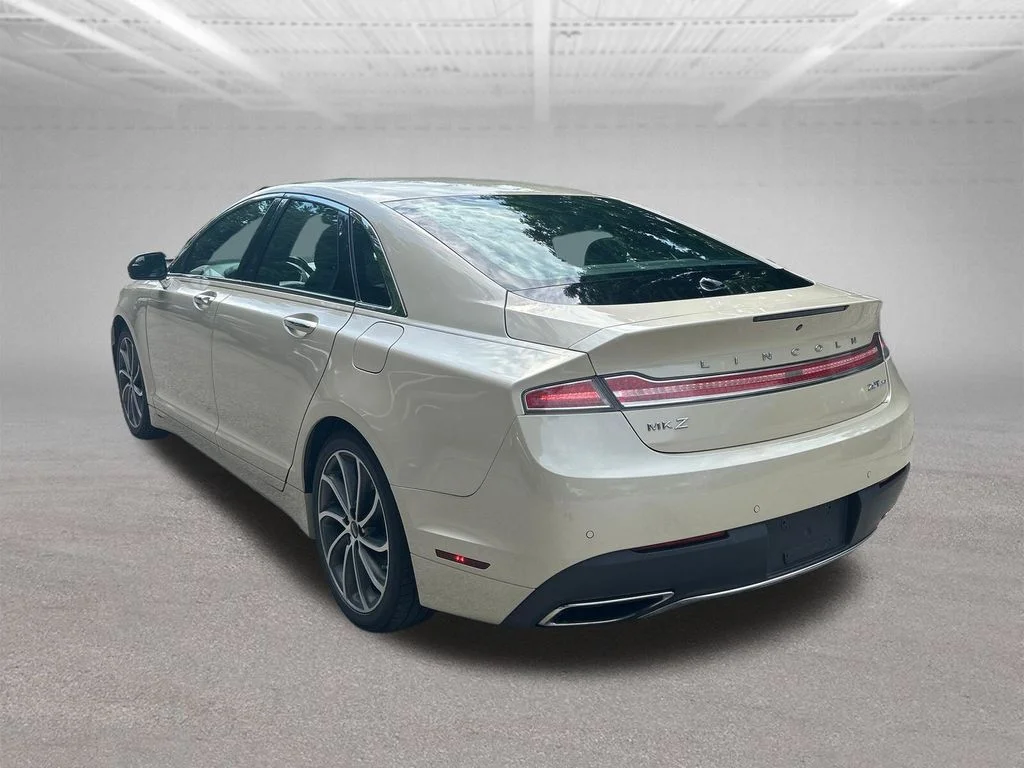 Used 2018  Lincoln Premiere image 3